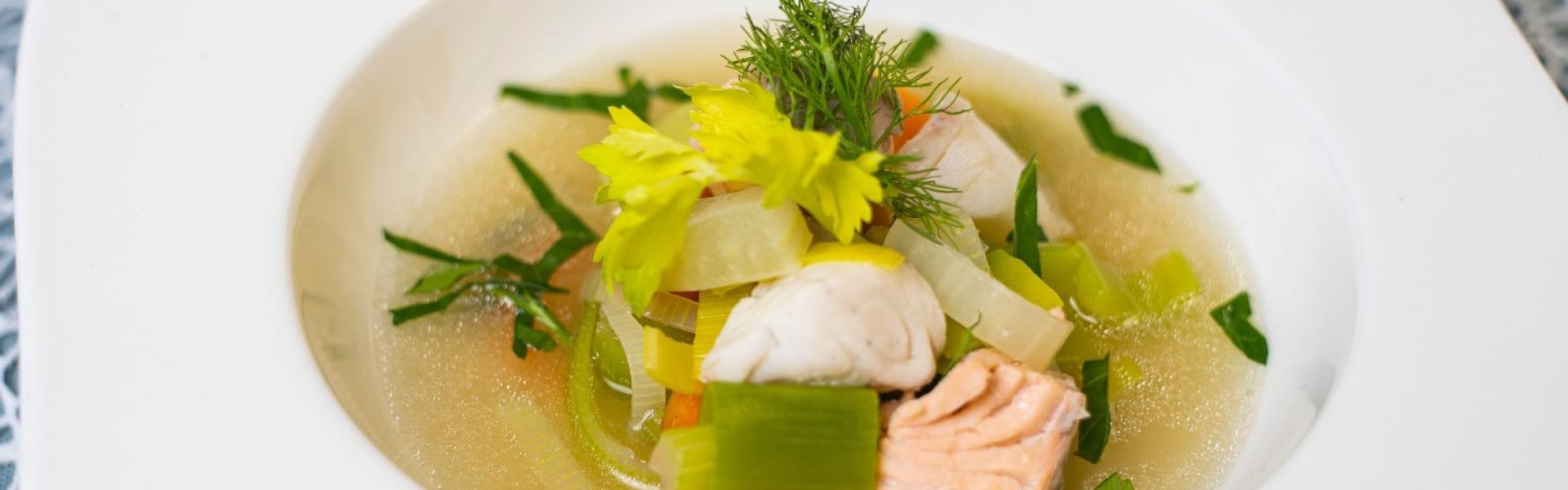 Fischsuppe mit Gemüse, die allen schmeckt | Simply Yummy