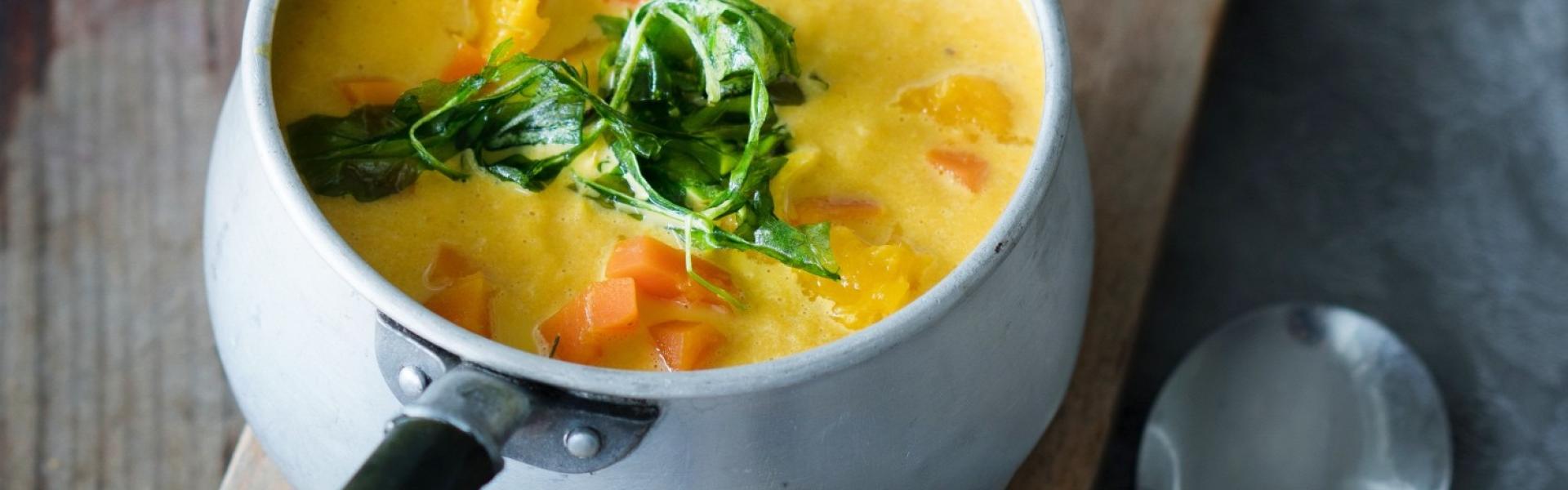 Karotten-Mango-Suppe mit frittiertem Rucola | Simply Yummy