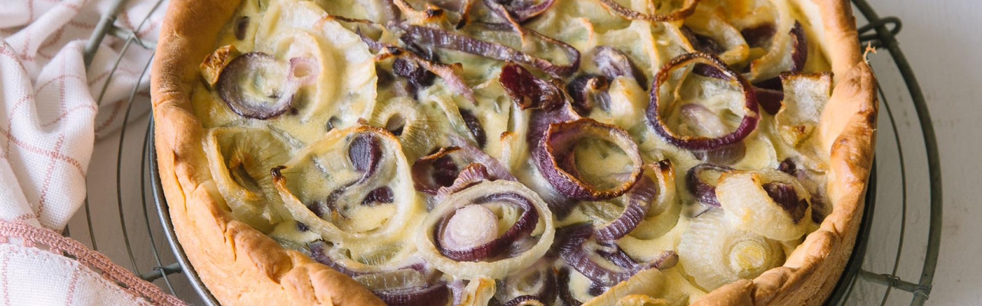 Zwiebelkuchen vegetarisch ohne Speck mit roten Zwiebeln