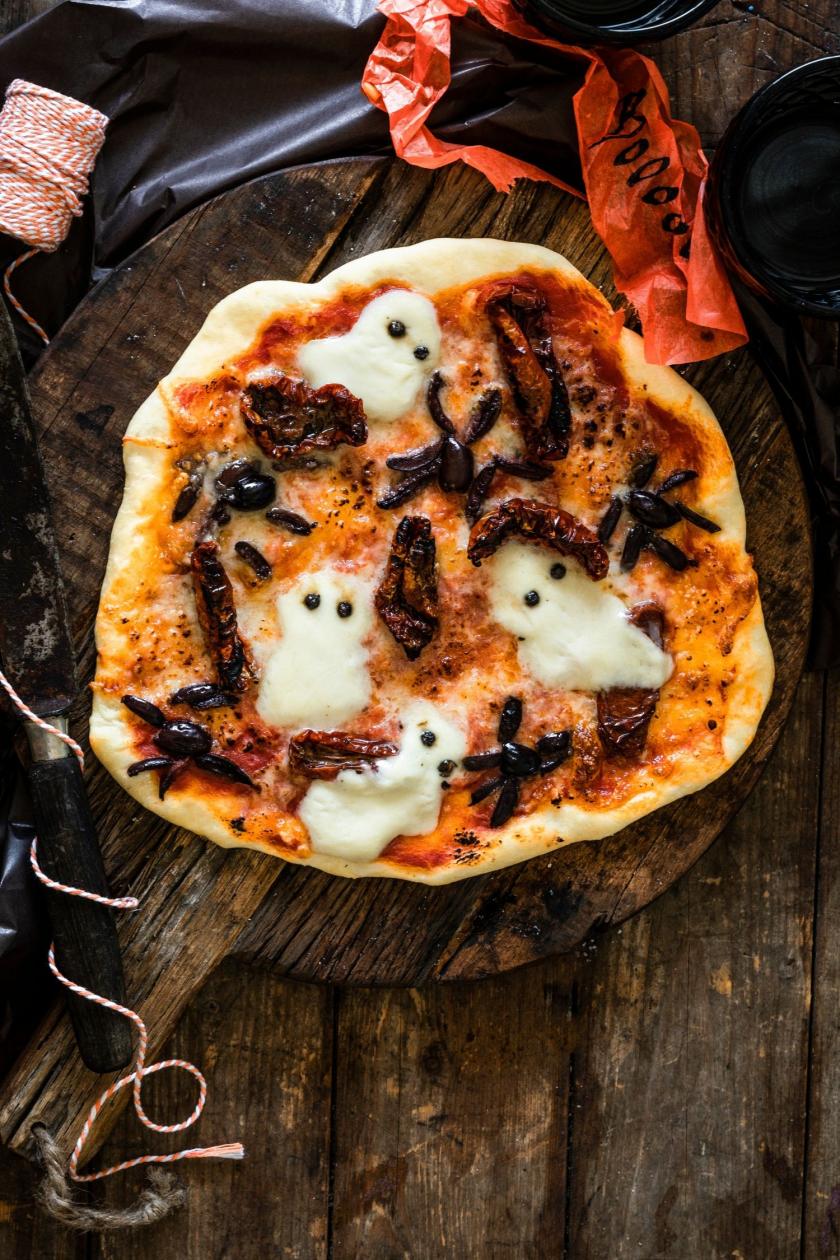 Halloween-Pizza mit Mozzarella-Geistern  Simply Yummy