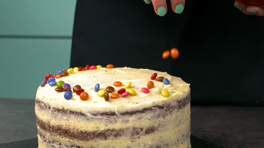 Pinata Kuchen So Kommt Die Fullung In Den Kuchen