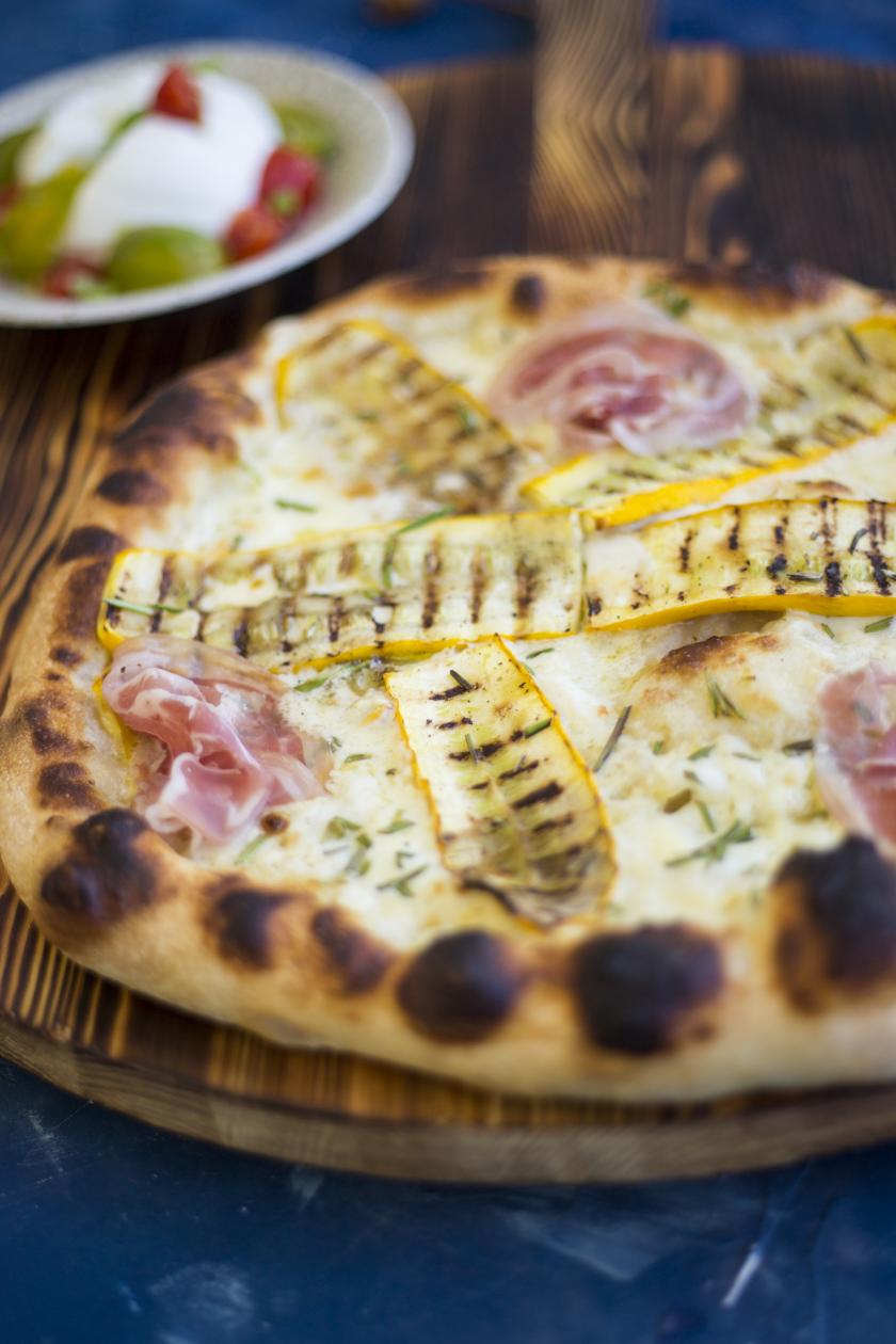 Pizza Bianca Mit Pancetta Zucchini Und Buffelmozzarella Simply Yummy