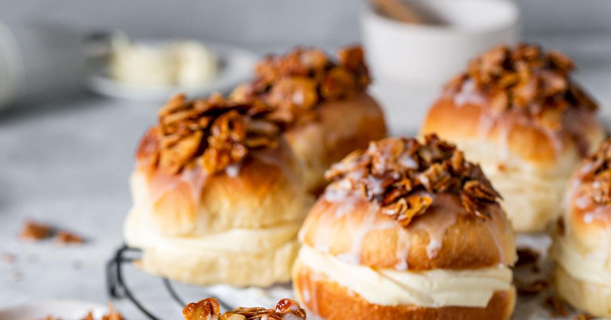 Bienenstich-Berliner mit Mandelkrokant | Simply Yummy