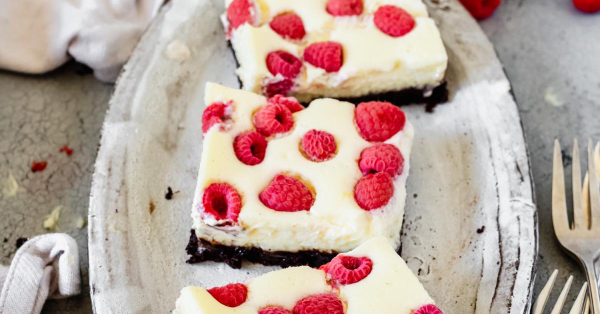 Cheesecake-Brownies mit Himbeeren | Simply Yummy