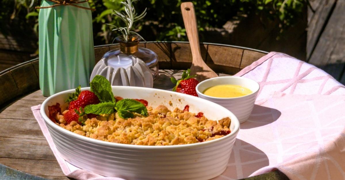 Erdbeer-Crumble mit warmer Vanillesoße | Simply Yummy