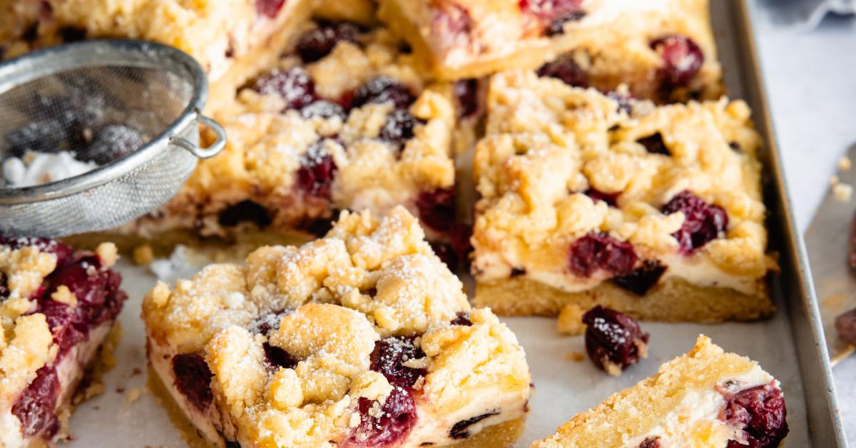 Stracciatella-Kirsch-Käsekuchen mit Streuseln | Simply Yummy