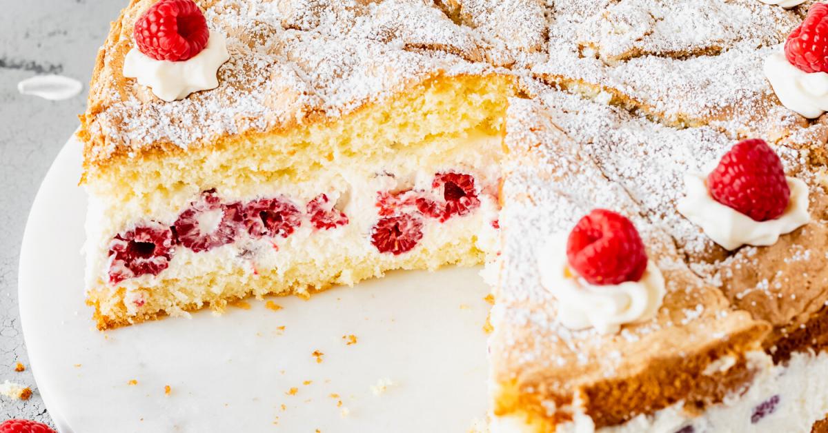 Omas Käse-Sahne-Torte mit Himbeeren | Simply Yummy