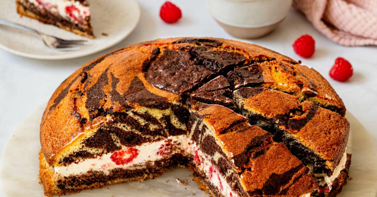 Zebrakuchen mit Sahne Himbeer Füllung | Simply Yummy