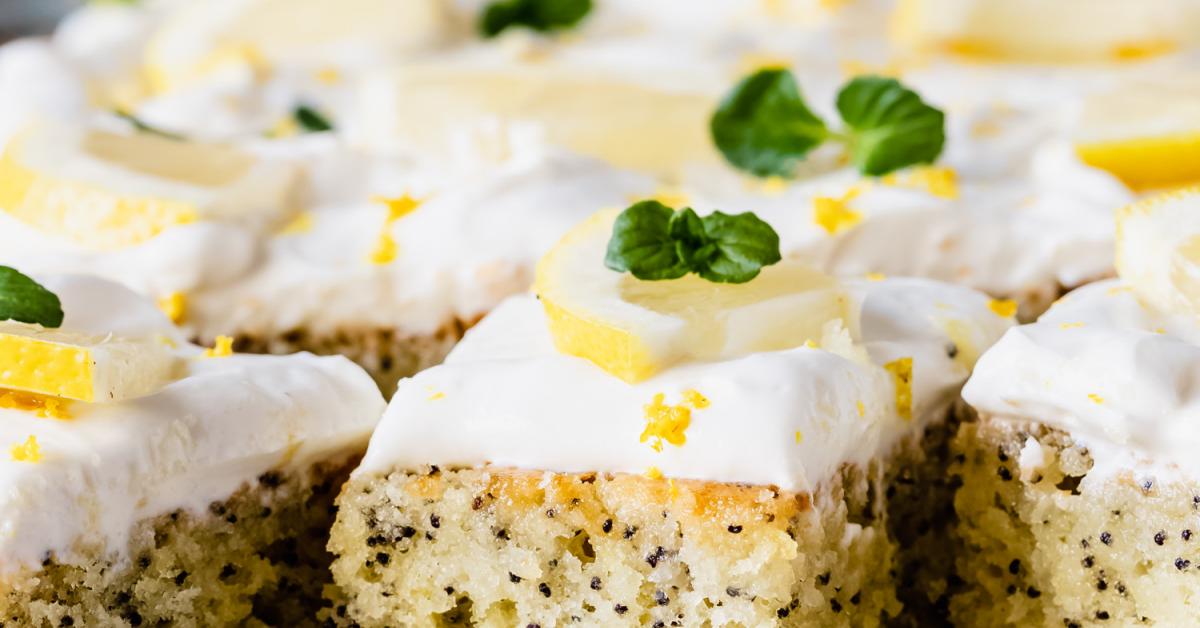 Zitronen-Mohn-Kuchen mit Quarkcreme | Simply Yummy